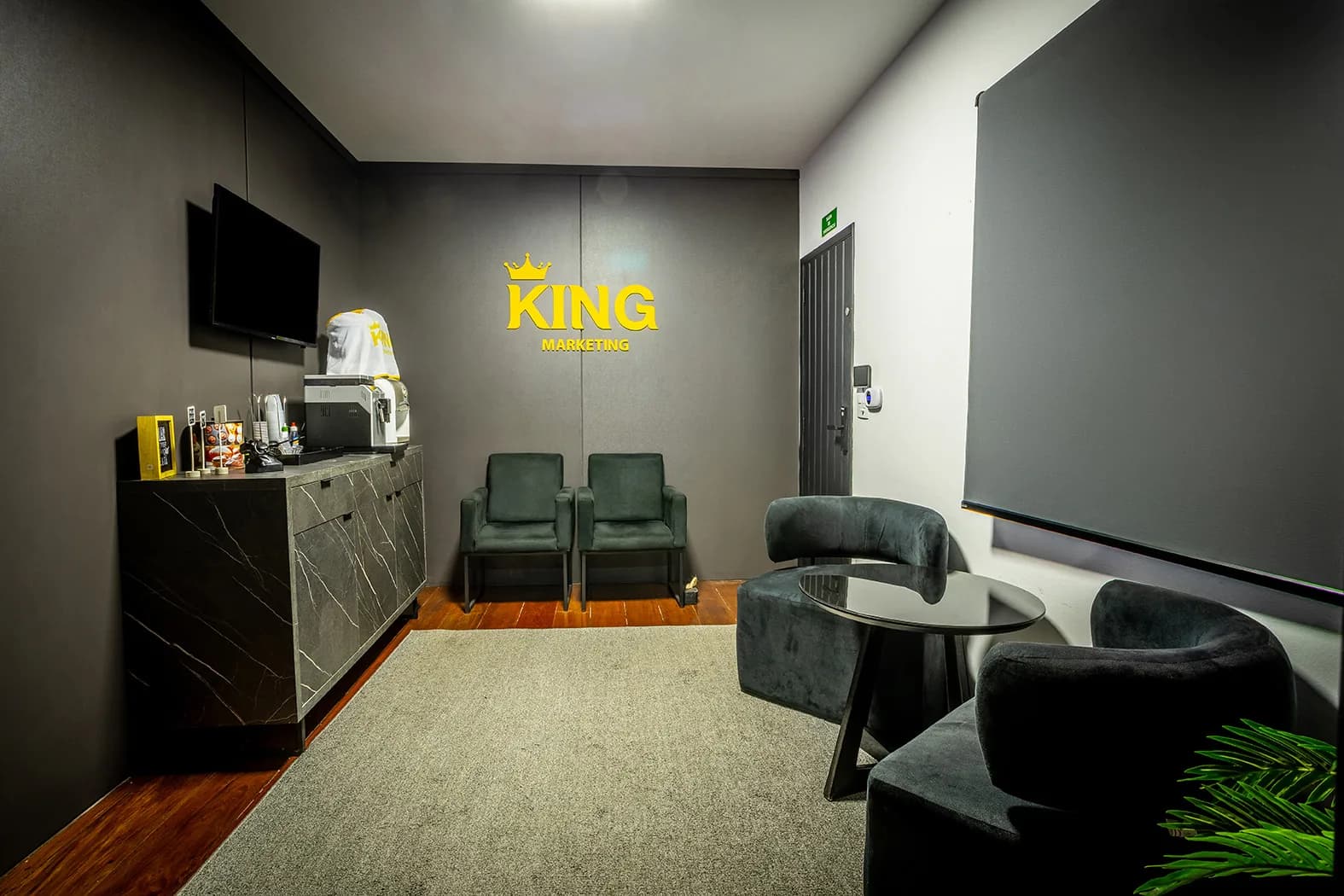 Sala de espera com a marca KING